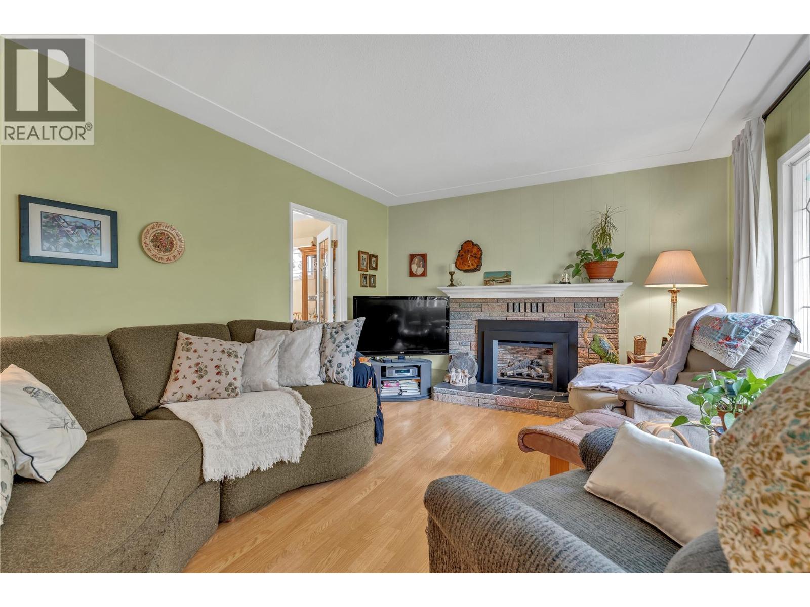 Picture for 956 Kilwinning  Street https://www.cirrealty.ca/reb/bc/8/10366698_4.jpg