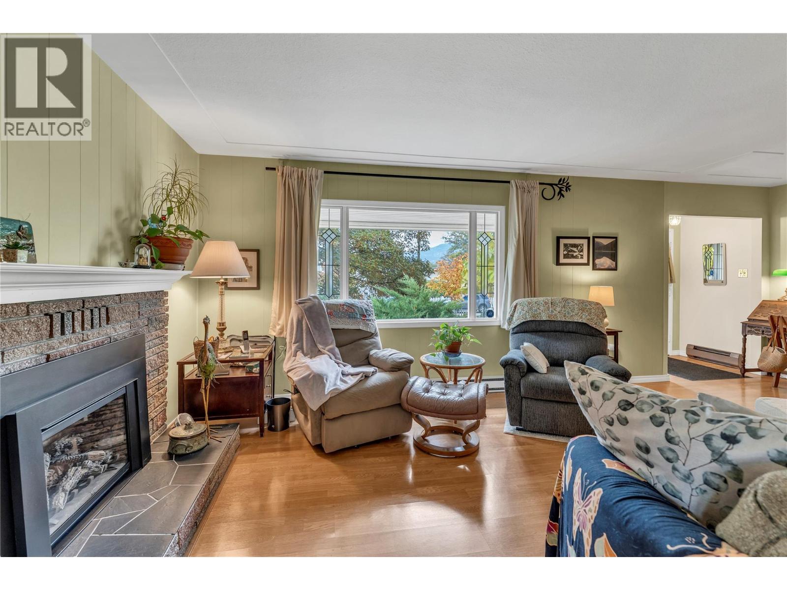 Picture for 956 Kilwinning  Street https://www.cirrealty.ca/reb/bc/8/10366698_5.jpg