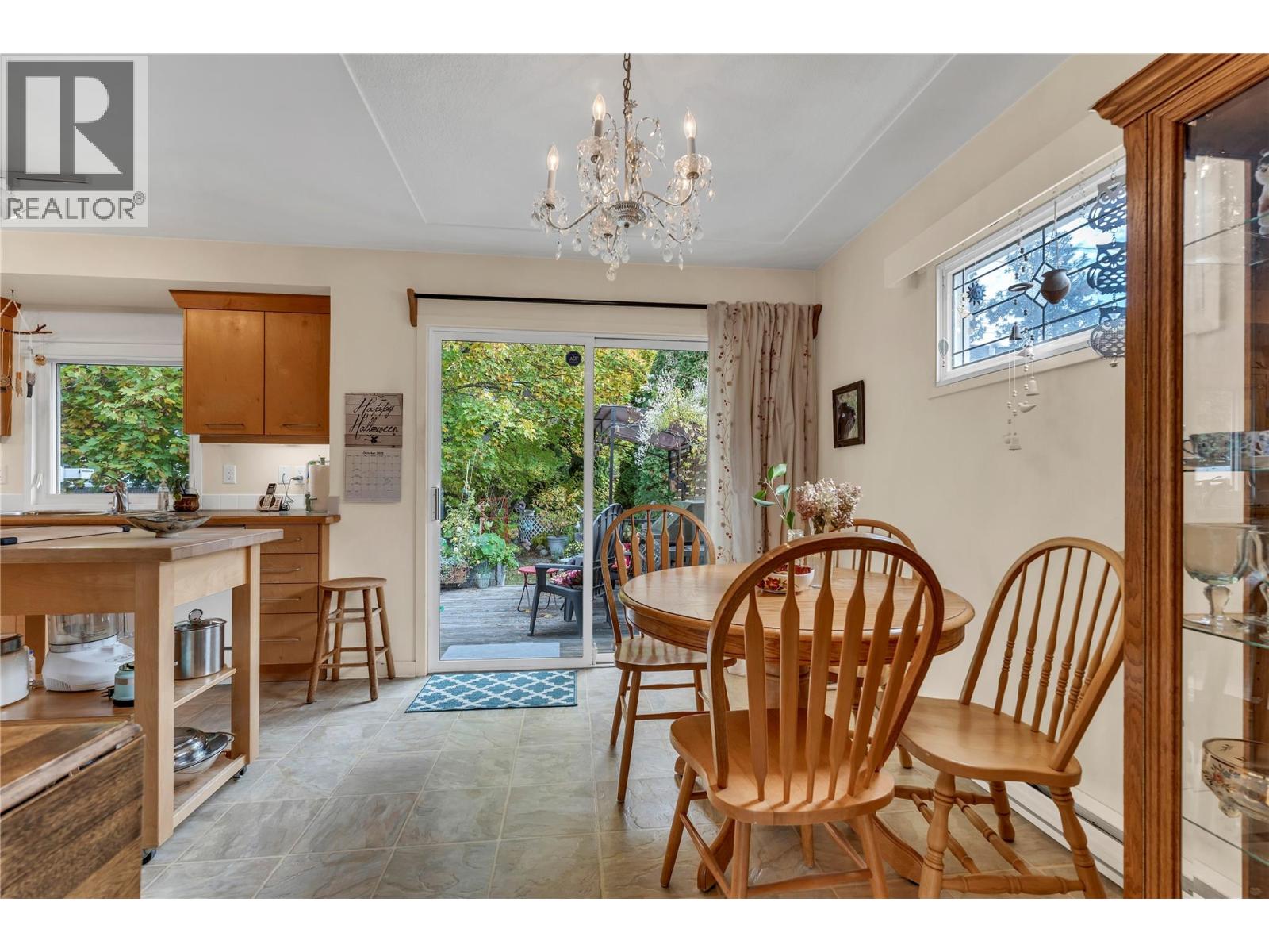 Picture for 956 Kilwinning  Street https://www.cirrealty.ca/reb/bc/8/10366698_6.jpg