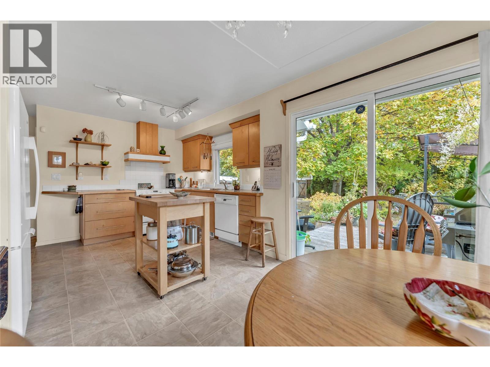 Picture for 956 Kilwinning  Street https://www.cirrealty.ca/reb/bc/8/10366698_7.jpg