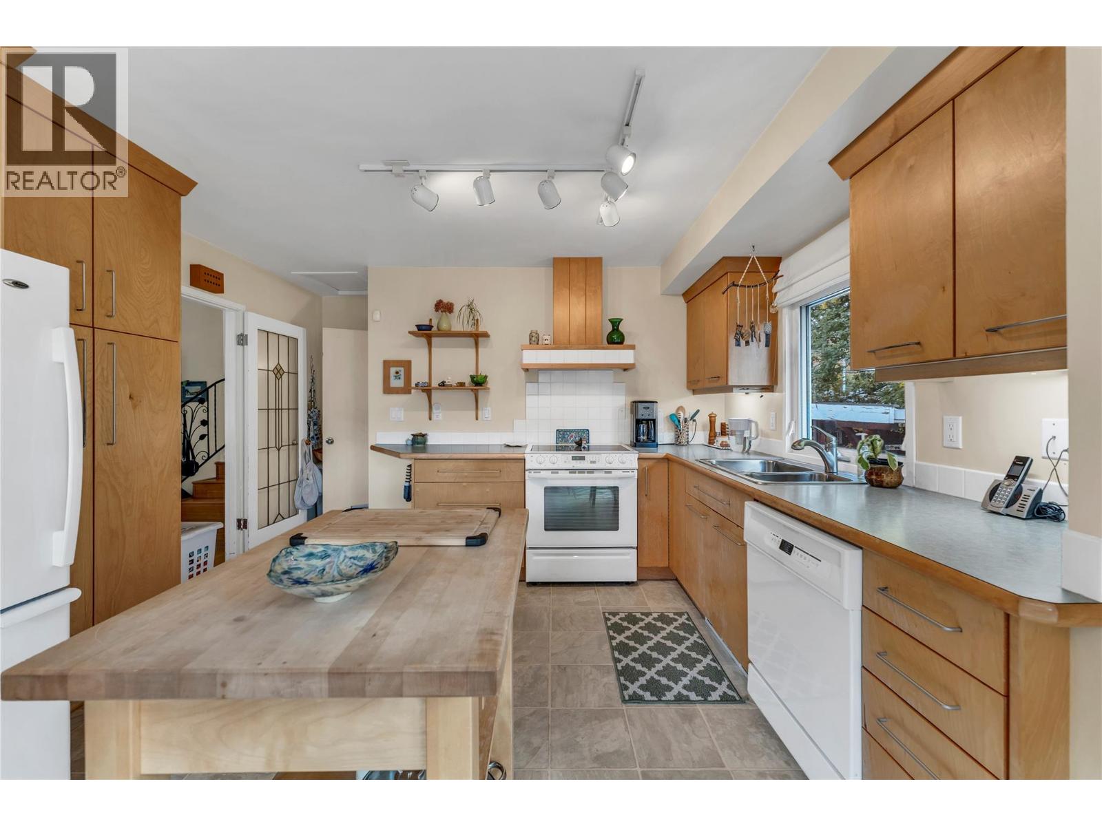 Picture for 956 Kilwinning  Street https://www.cirrealty.ca/reb/bc/8/10366698_8.jpg