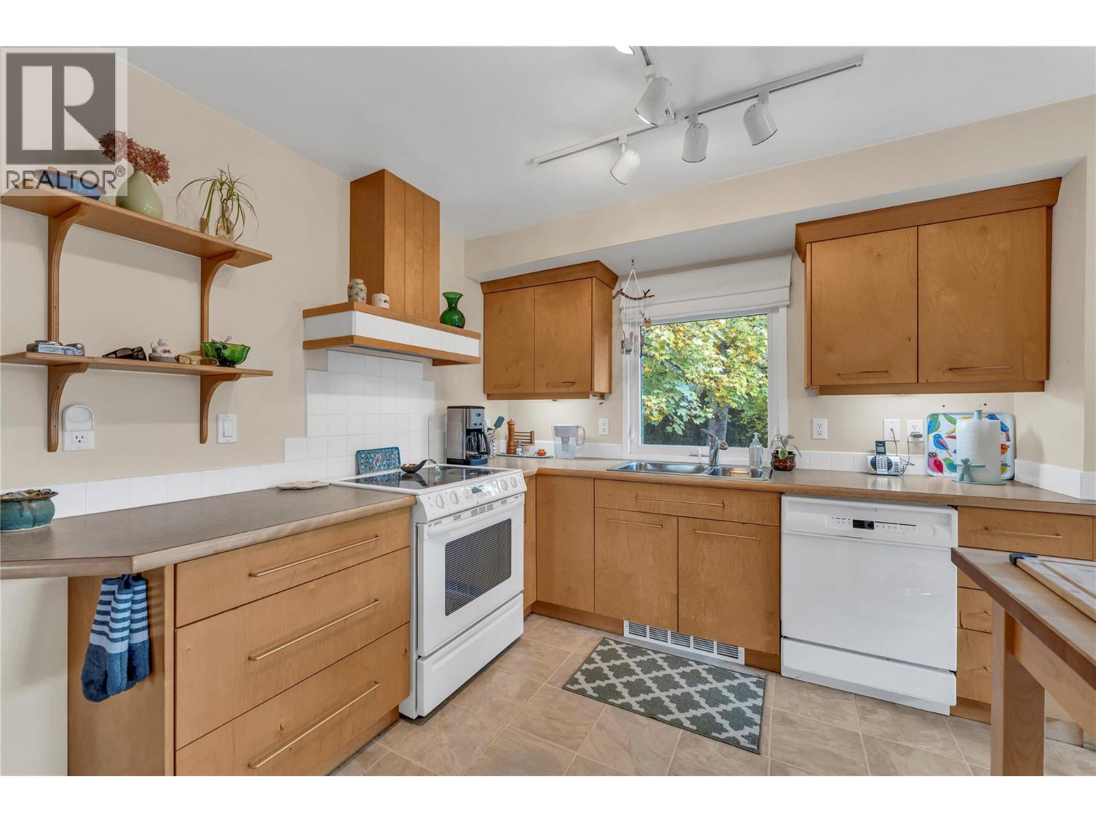 Picture for 956 Kilwinning  Street https://www.cirrealty.ca/reb/bc/8/10366698_9.jpg