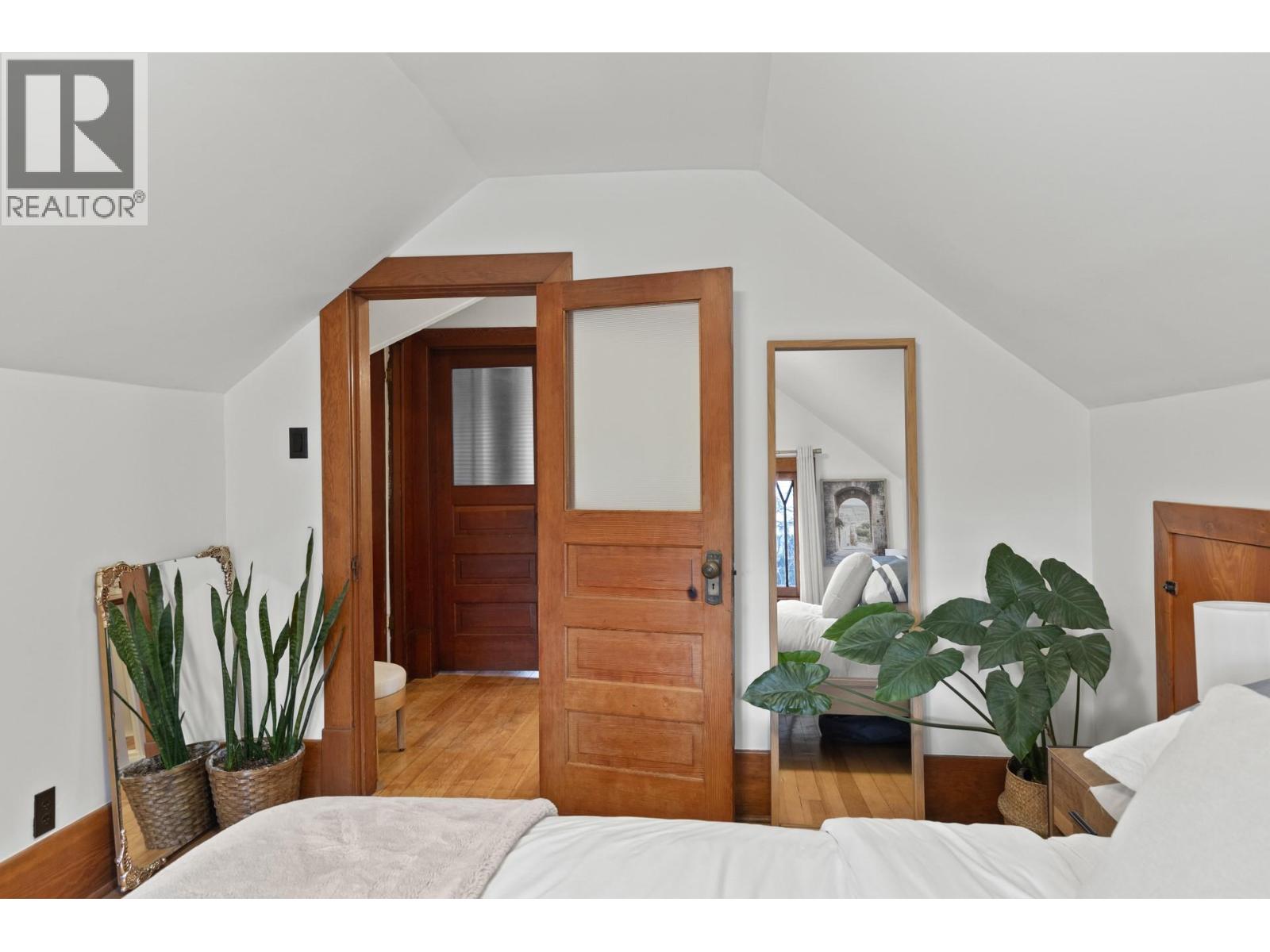 Picture for 784 Lawrence  Avenue https://www.cirrealty.ca/reb/bc/8/10366938_33.jpg