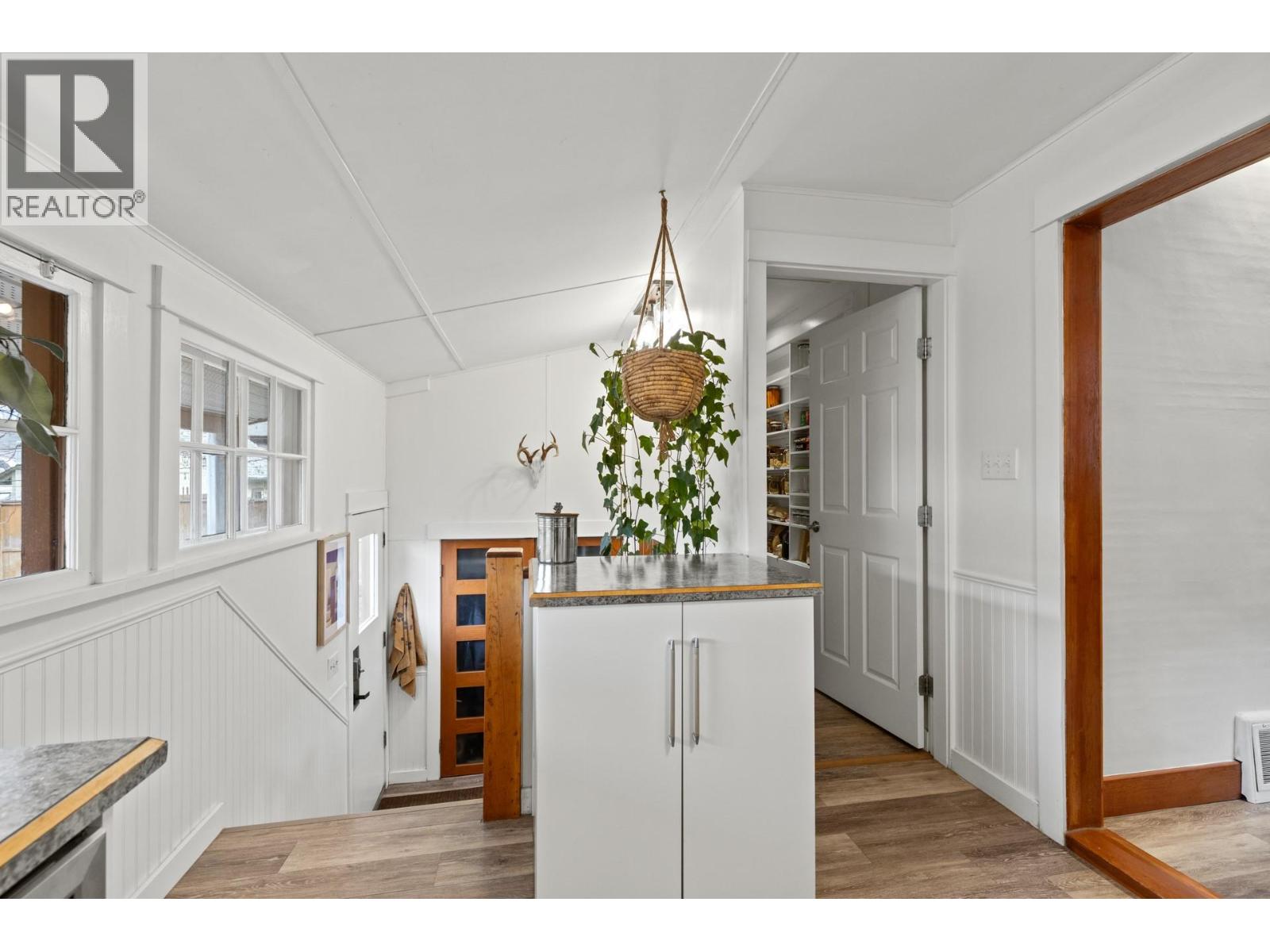 Picture for 784 Lawrence  Avenue https://www.cirrealty.ca/reb/bc/8/10366938_38.jpg