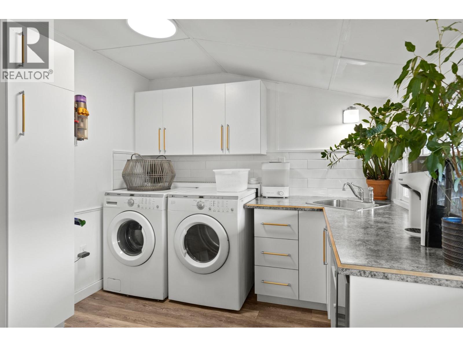 Picture for 784 Lawrence  Avenue https://www.cirrealty.ca/reb/bc/8/10366938_39.jpg