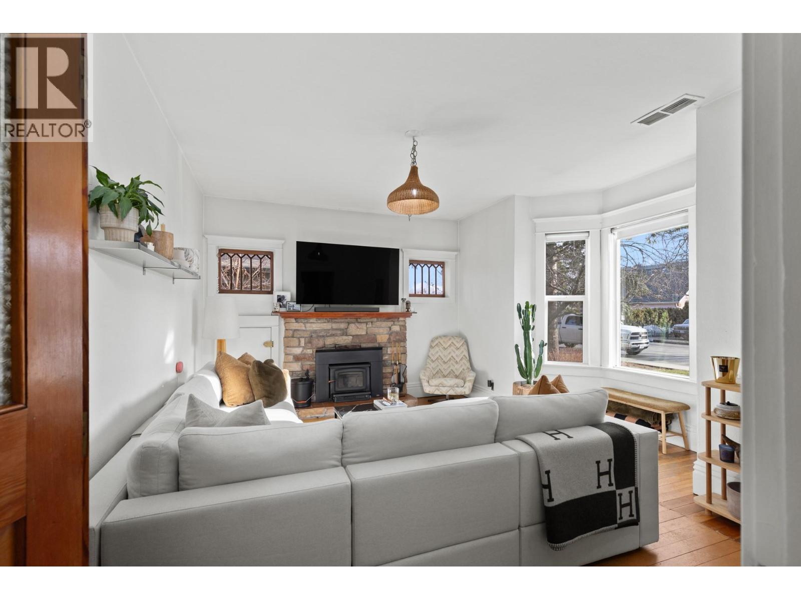 Picture for 784 Lawrence  Avenue https://www.cirrealty.ca/reb/bc/8/10366938_5.jpg