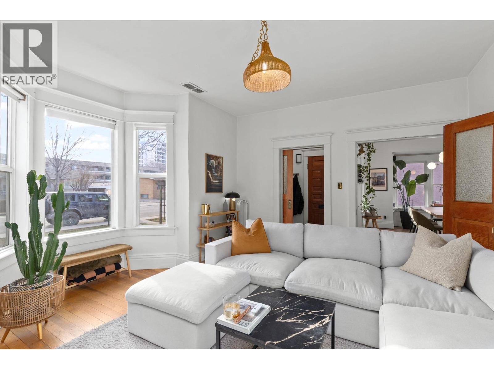 Picture for 784 Lawrence  Avenue https://www.cirrealty.ca/reb/bc/8/10366938_6.jpg