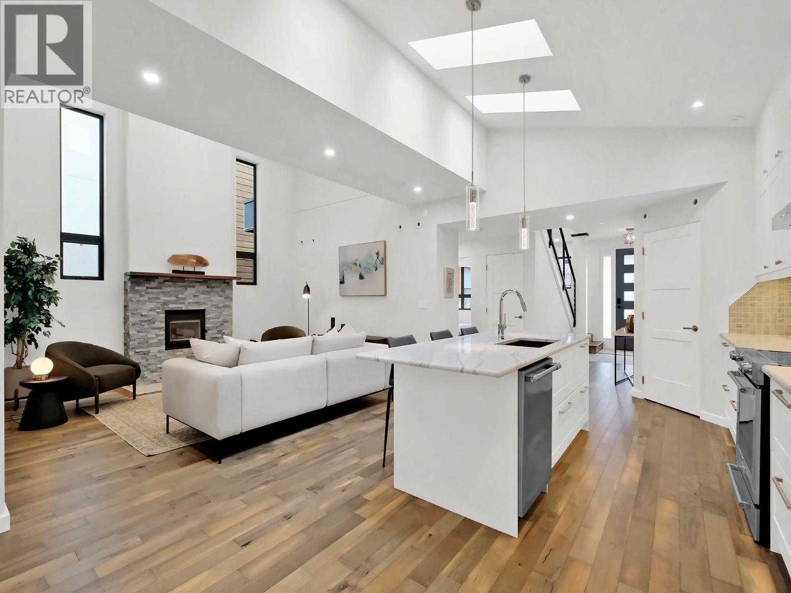 Picture for 700 CHURCHILL  Avenue