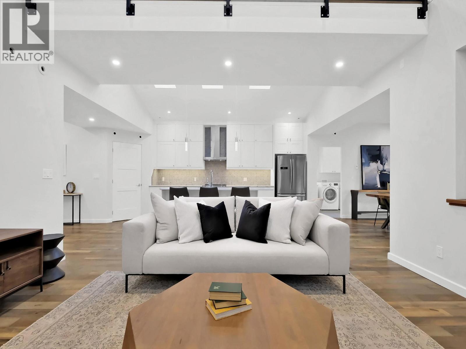 Picture for 700 CHURCHILL  Avenue