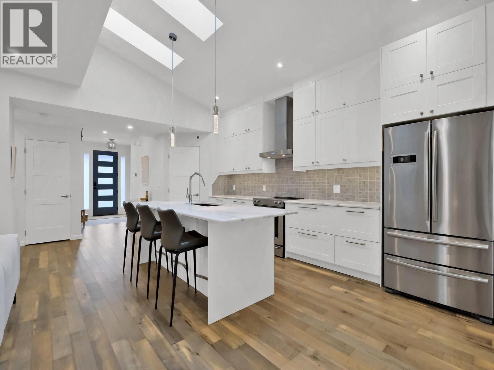 Picture for 700 CHURCHILL  Avenue