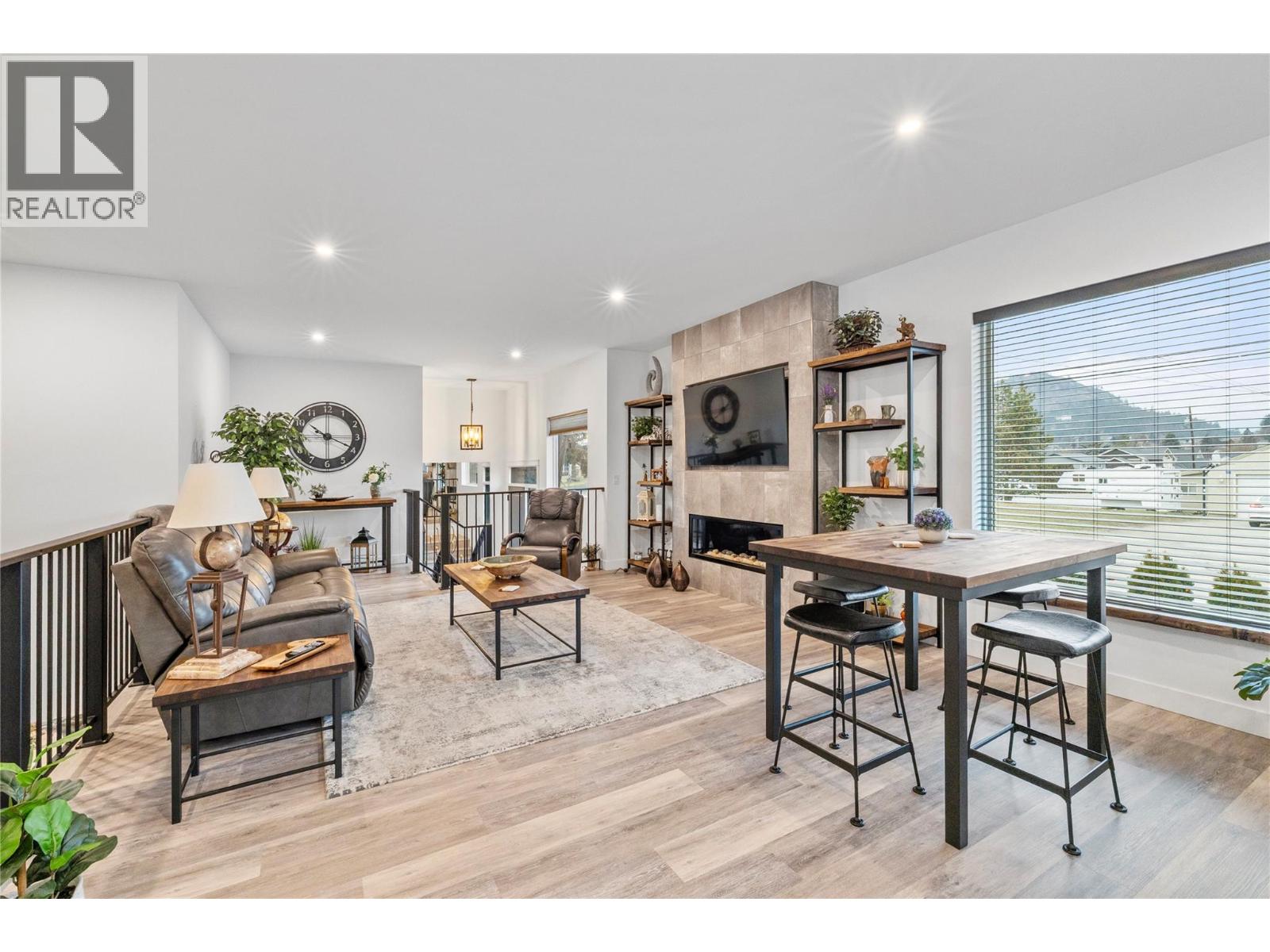 Picture for 714 Lake  Court