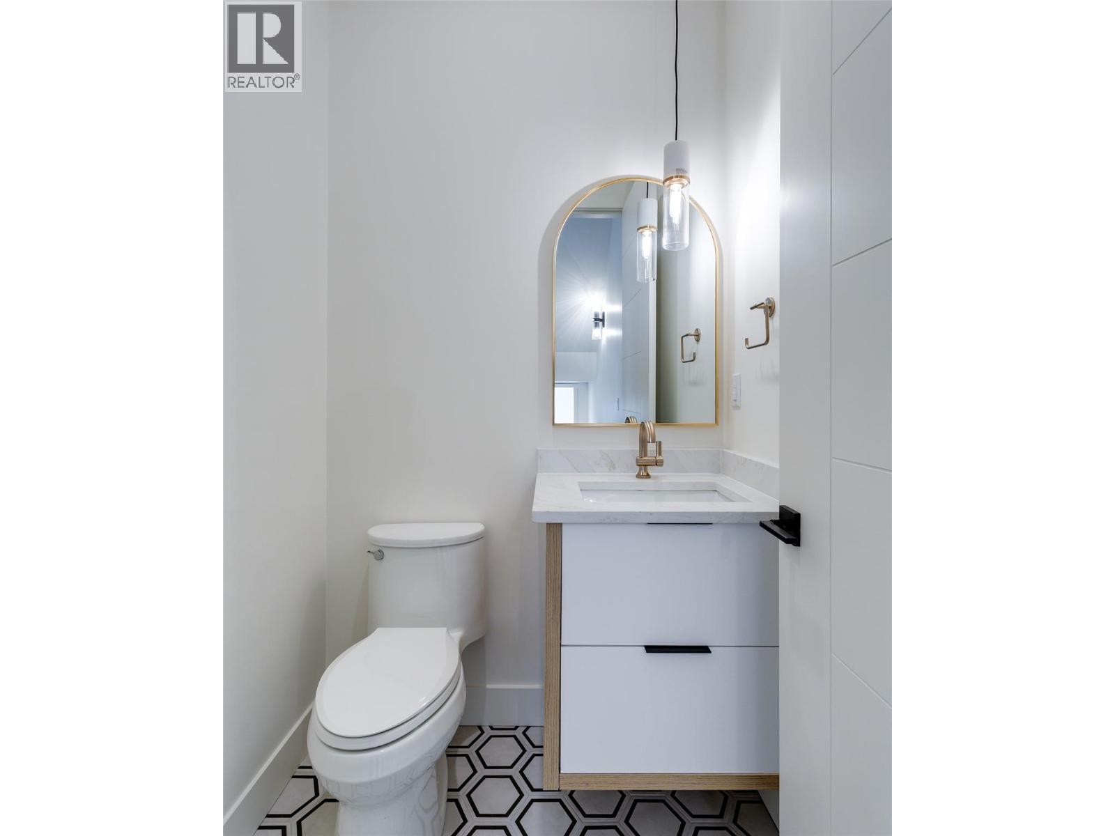 Picture for Unit #2, 970 Lawson  Avenue https://www.cirrealty.ca/reb/bc/9/10358919_10.jpg