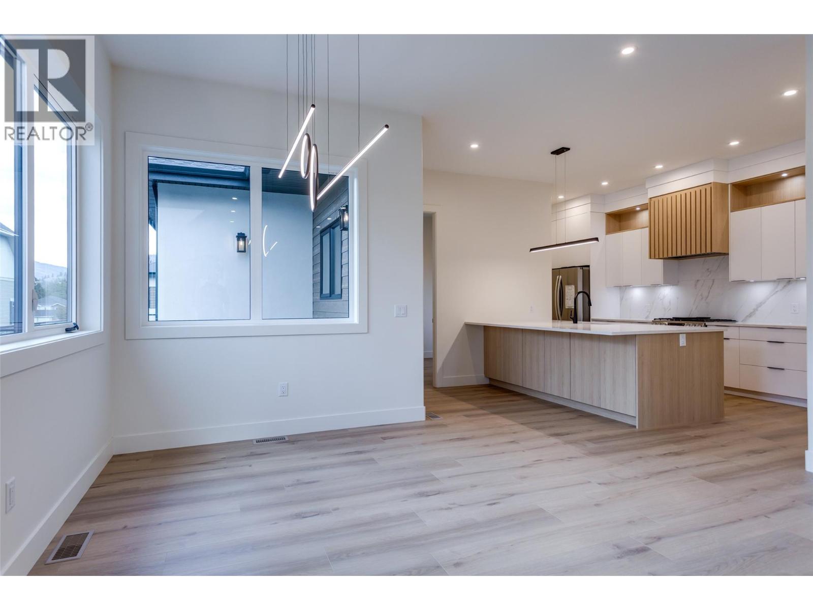 Picture for Unit #2, 970 Lawson  Avenue https://www.cirrealty.ca/reb/bc/9/10358919_11.jpg