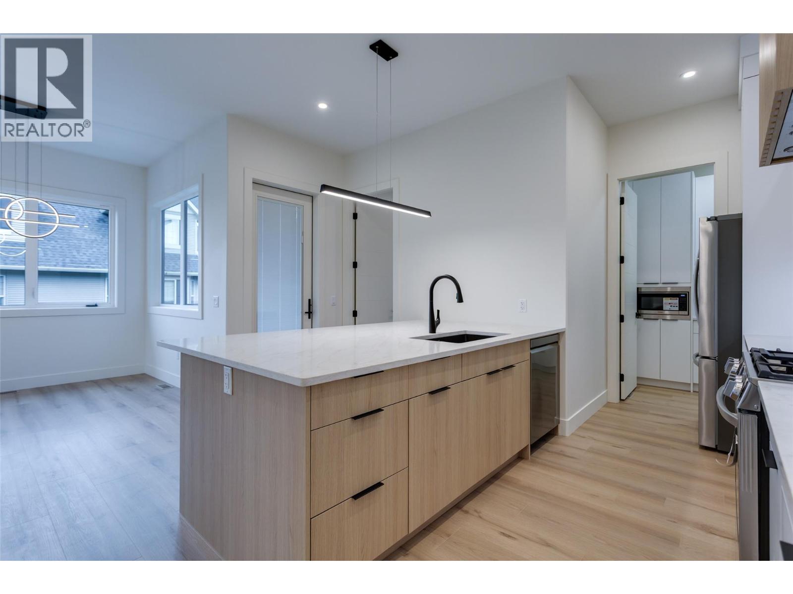 Picture for Unit #2, 970 Lawson  Avenue https://www.cirrealty.ca/reb/bc/9/10358919_13.jpg