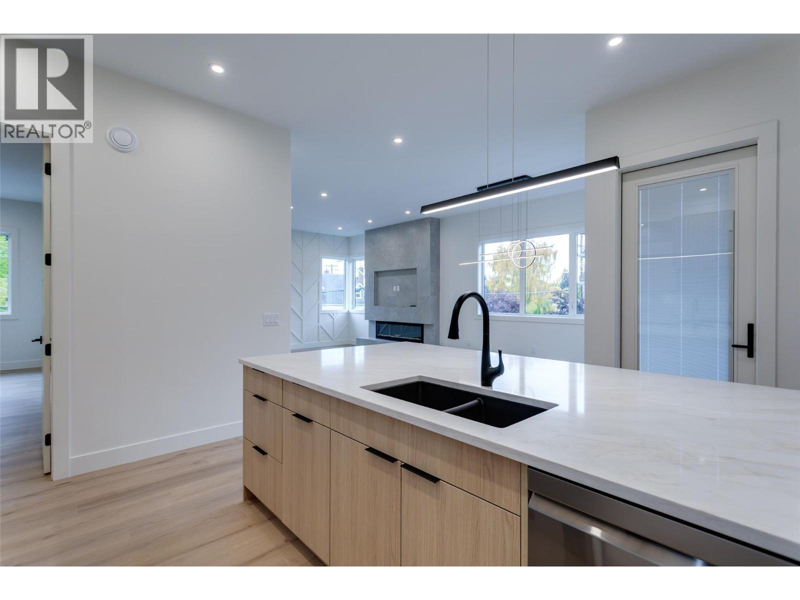 Picture for Unit #2, 970 Lawson  Avenue https://www.cirrealty.ca/reb/bc/9/10358919_14.jpg