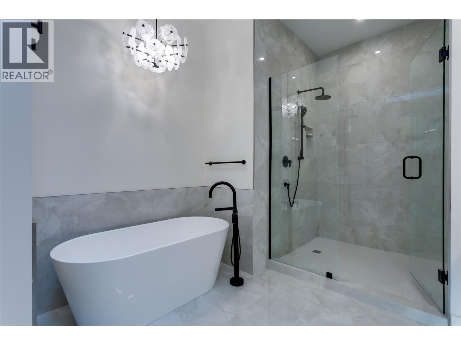 Picture for Unit #2, 970 Lawson  Avenue https://www.cirrealty.ca/reb/bc/9/10358919_18.jpg