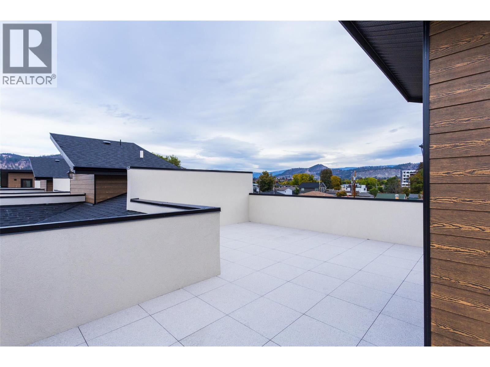 Picture for Unit #2, 970 Lawson  Avenue https://www.cirrealty.ca/reb/bc/9/10358919_20.jpg