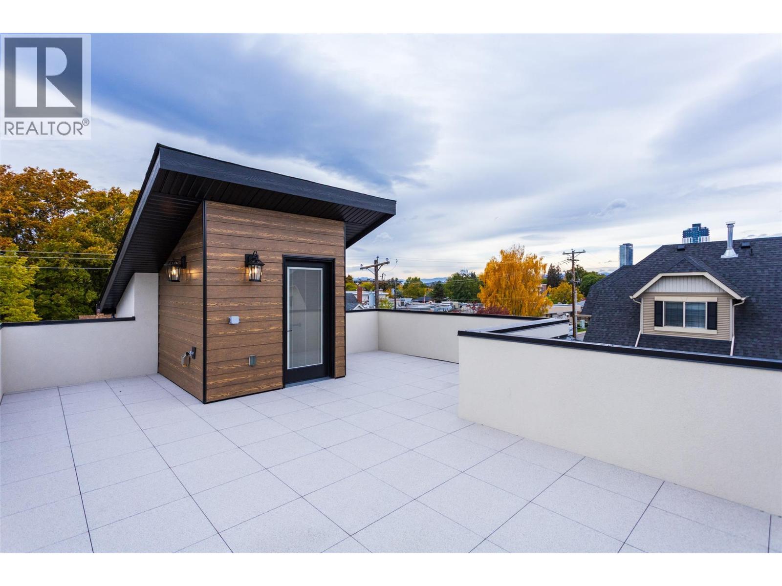 Picture for Unit #2, 970 Lawson  Avenue https://www.cirrealty.ca/reb/bc/9/10358919_21.jpg