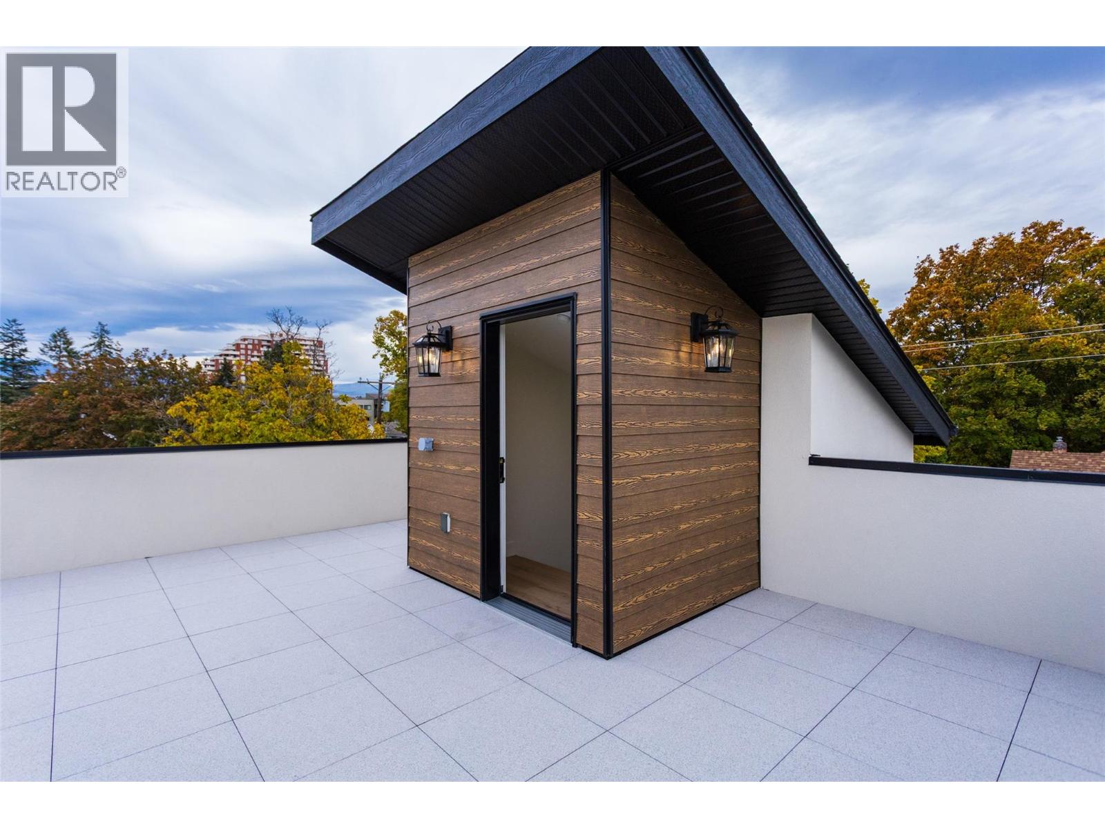 Picture for Unit #2, 970 Lawson  Avenue https://www.cirrealty.ca/reb/bc/9/10358919_22.jpg