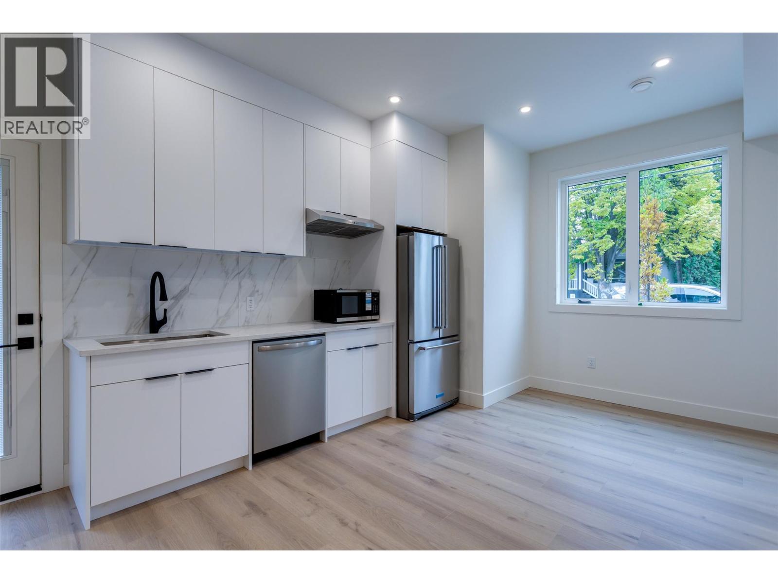 Picture for Unit #2, 970 Lawson  Avenue https://www.cirrealty.ca/reb/bc/9/10358919_28.jpg