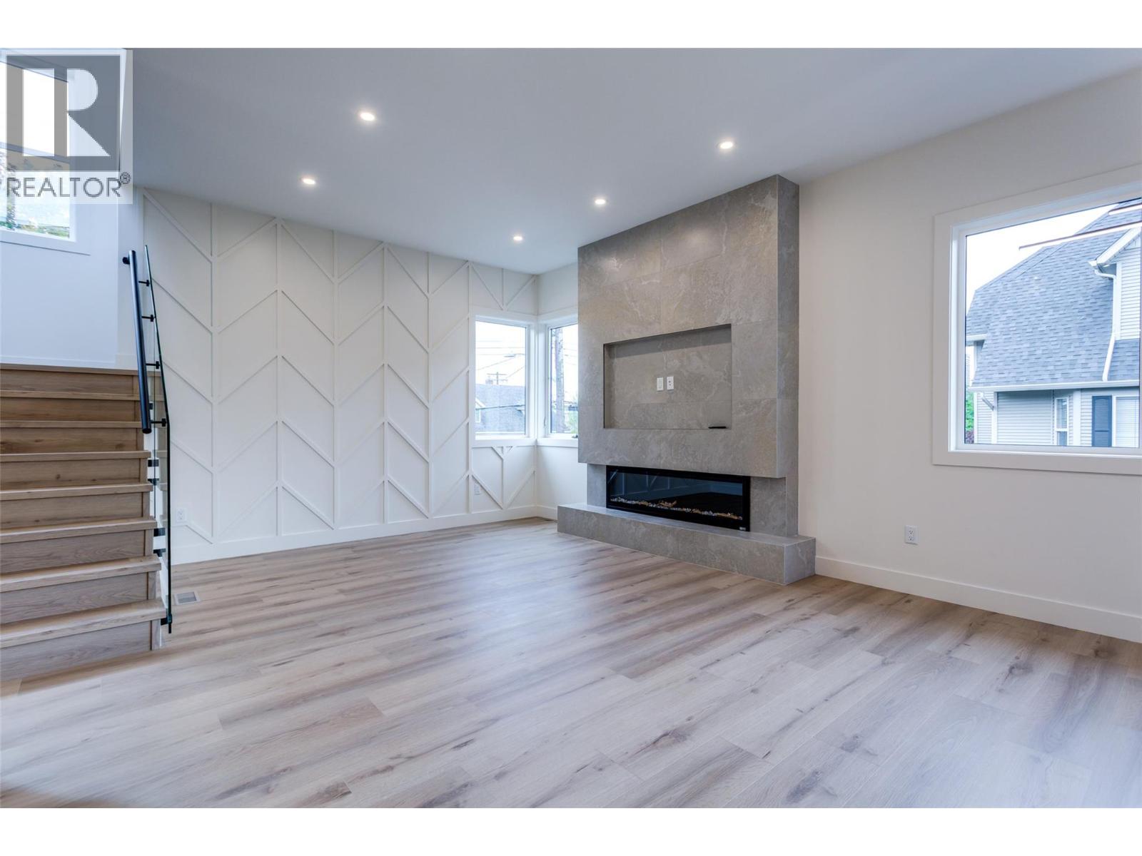 Picture for Unit #2, 970 Lawson  Avenue https://www.cirrealty.ca/reb/bc/9/10358919_7.jpg