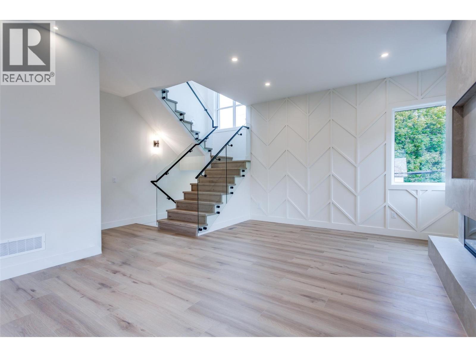 Picture for Unit #2, 970 Lawson  Avenue https://www.cirrealty.ca/reb/bc/9/10358919_8.jpg