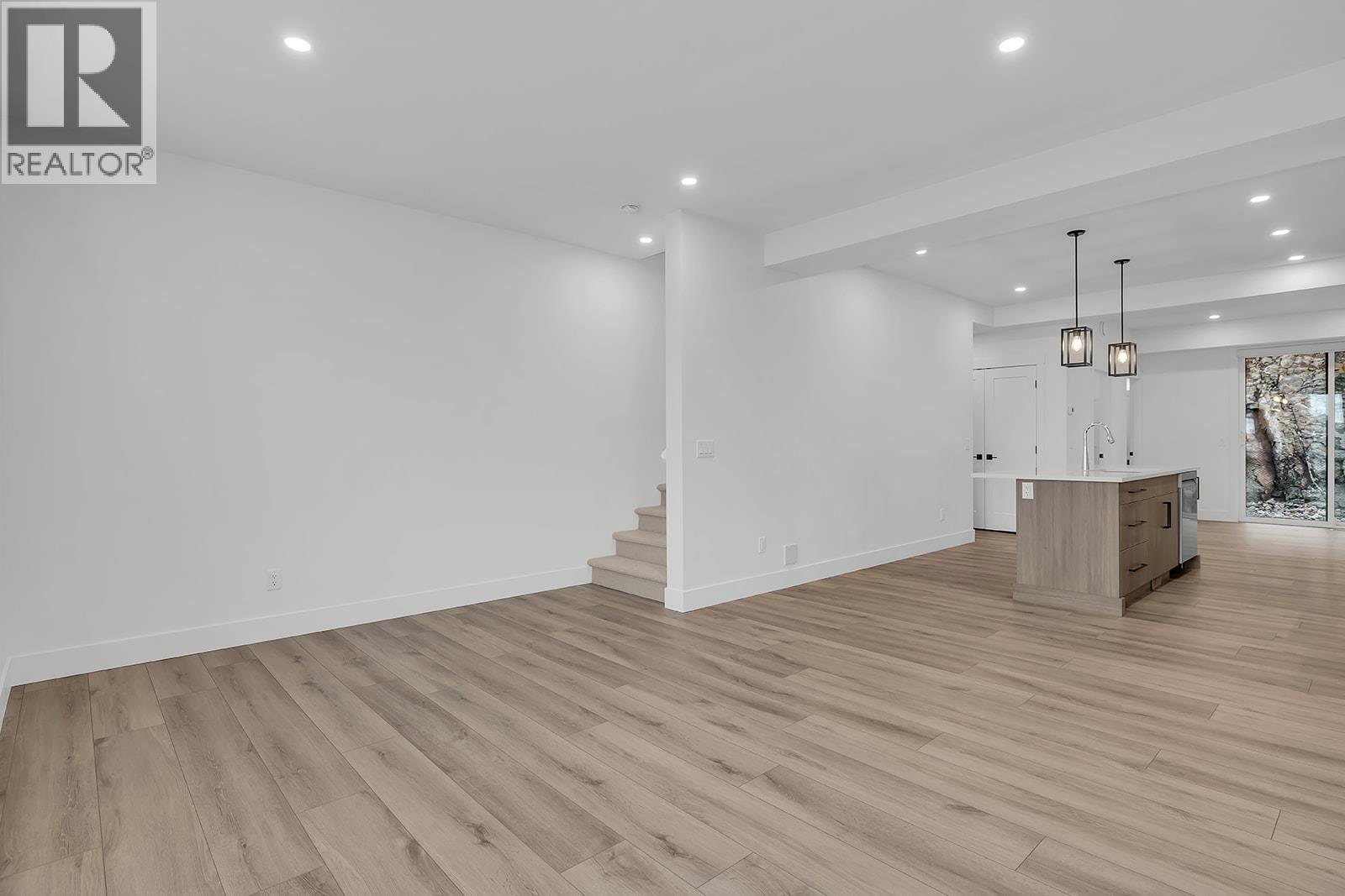 Picture for Unit #12, 2835 Canyon Crest  Drive https://www.cirrealty.ca/reb/bc/9/10363769_14.jpg