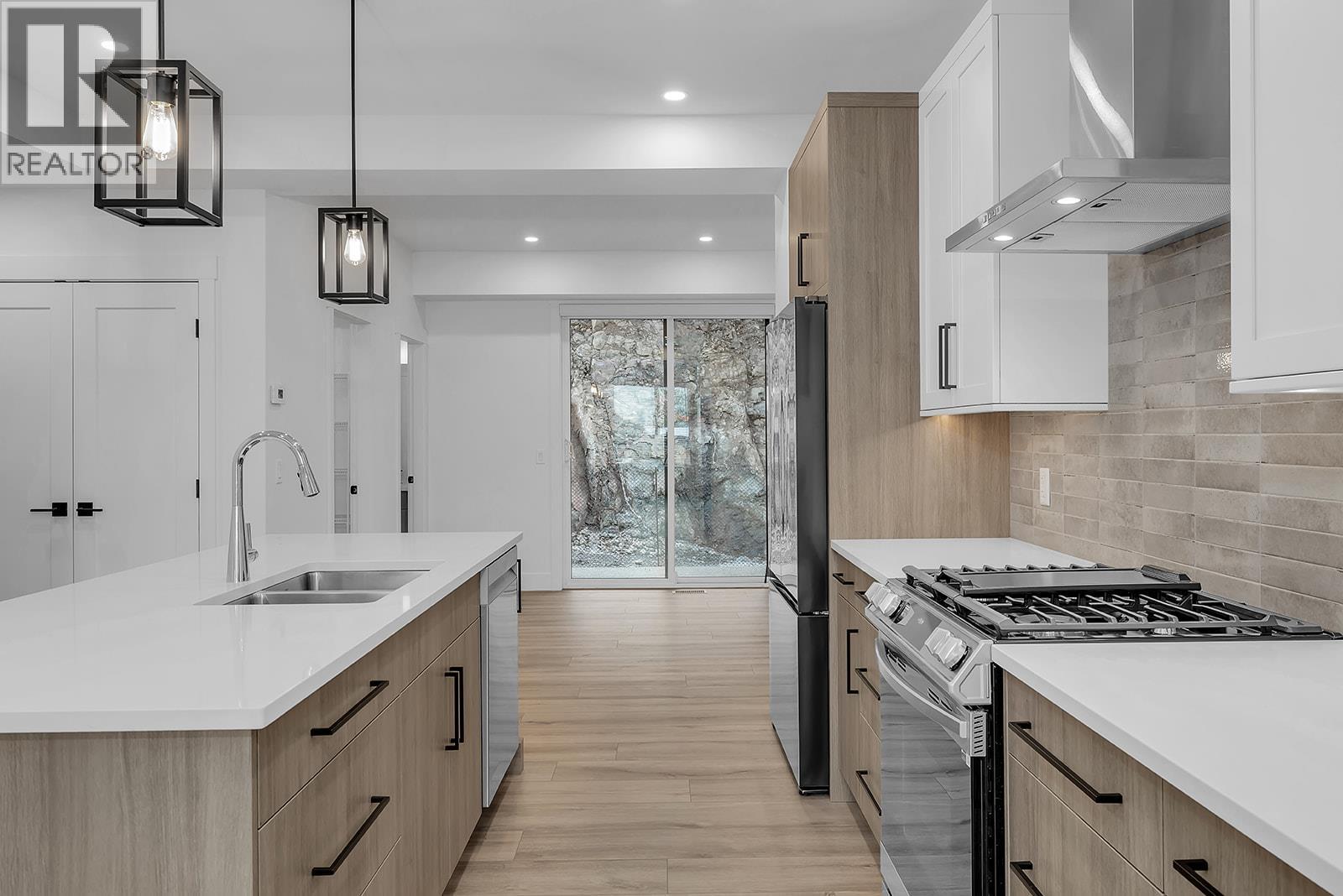 Picture for Unit #12, 2835 Canyon Crest  Drive https://www.cirrealty.ca/reb/bc/9/10363769_3.jpg
