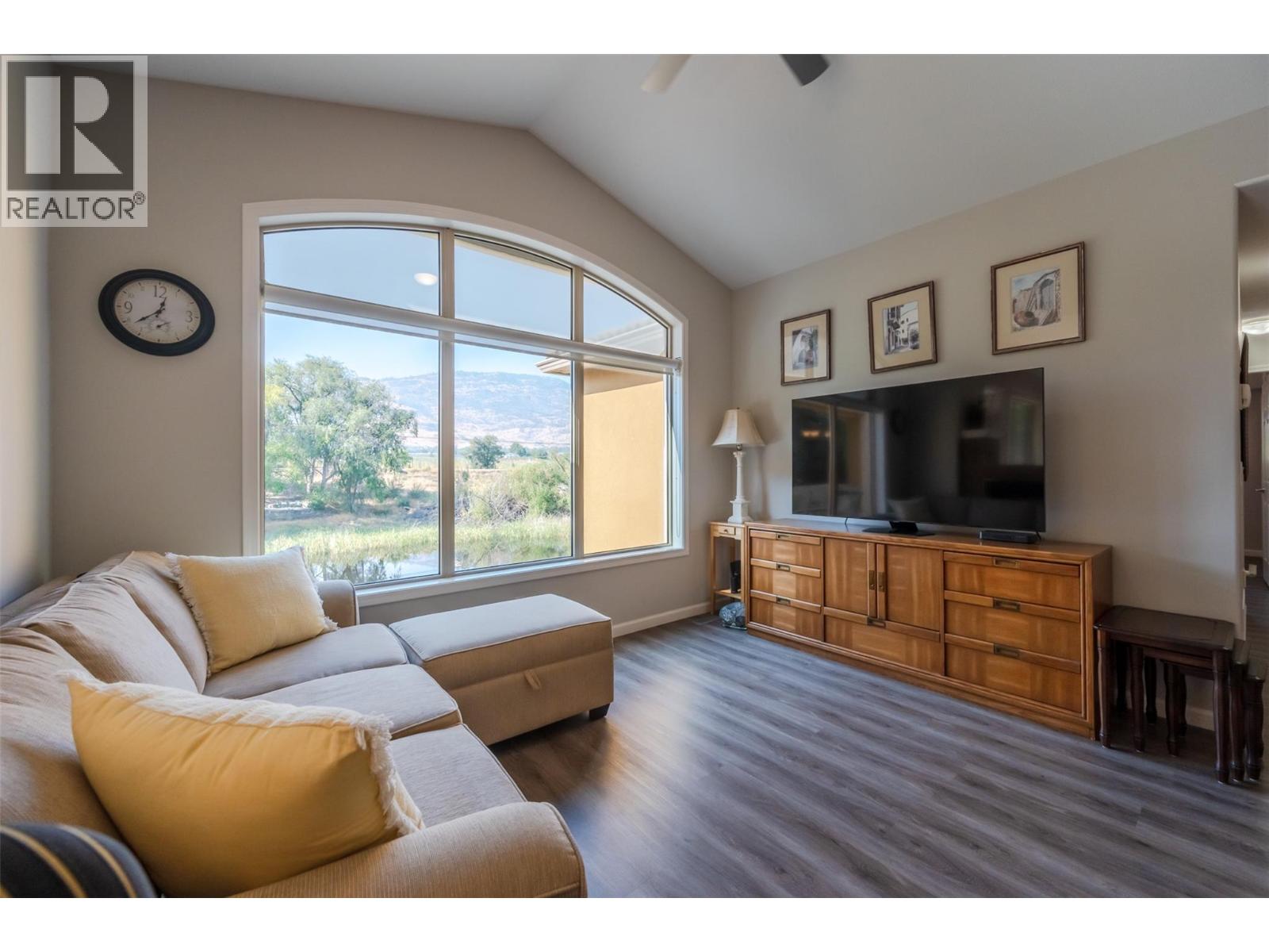 Picture for 3604 LOBELIA  Drive https://www.cirrealty.ca/reb/bc/9/10363869_13.jpg