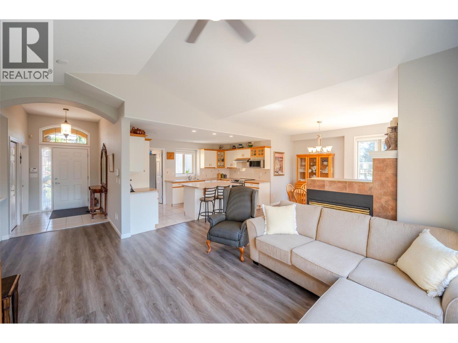 Picture for 3604 LOBELIA  Drive https://www.cirrealty.ca/reb/bc/9/10363869_14.jpg