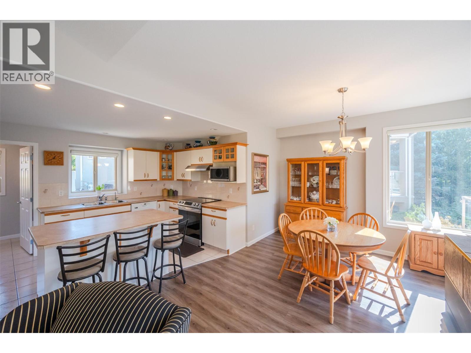 Picture for 3604 LOBELIA  Drive https://www.cirrealty.ca/reb/bc/9/10363869_15.jpg