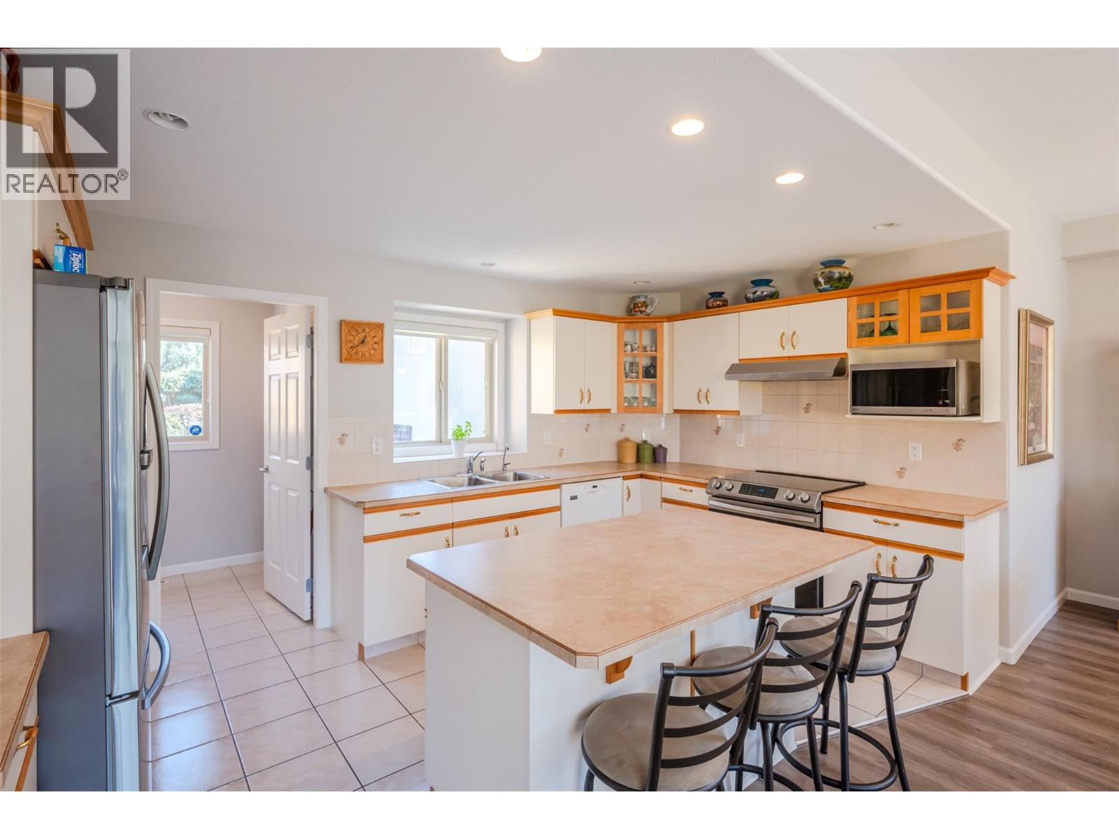 Picture for 3604 LOBELIA  Drive https://www.cirrealty.ca/reb/bc/9/10363869_16.jpg