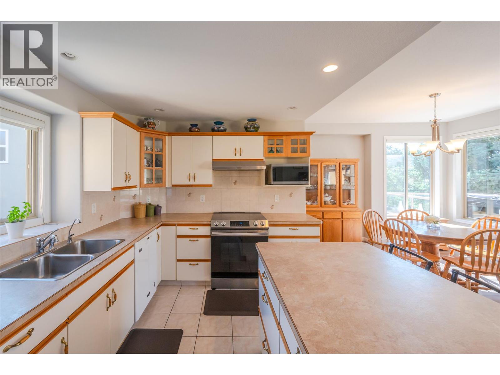 Picture for 3604 LOBELIA  Drive https://www.cirrealty.ca/reb/bc/9/10363869_17.jpg