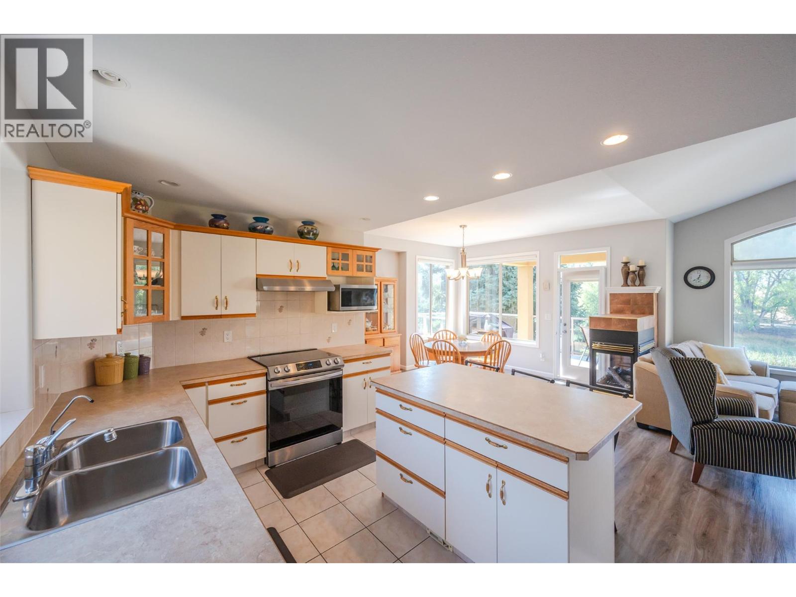 Picture for 3604 LOBELIA  Drive https://www.cirrealty.ca/reb/bc/9/10363869_18.jpg