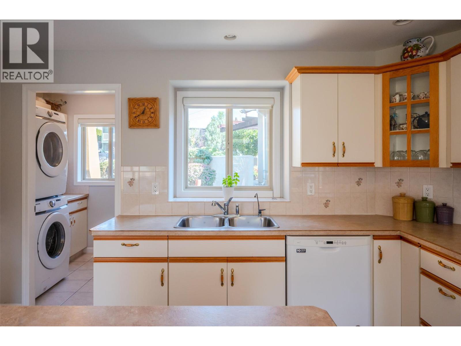 Picture for 3604 LOBELIA  Drive https://www.cirrealty.ca/reb/bc/9/10363869_21.jpg