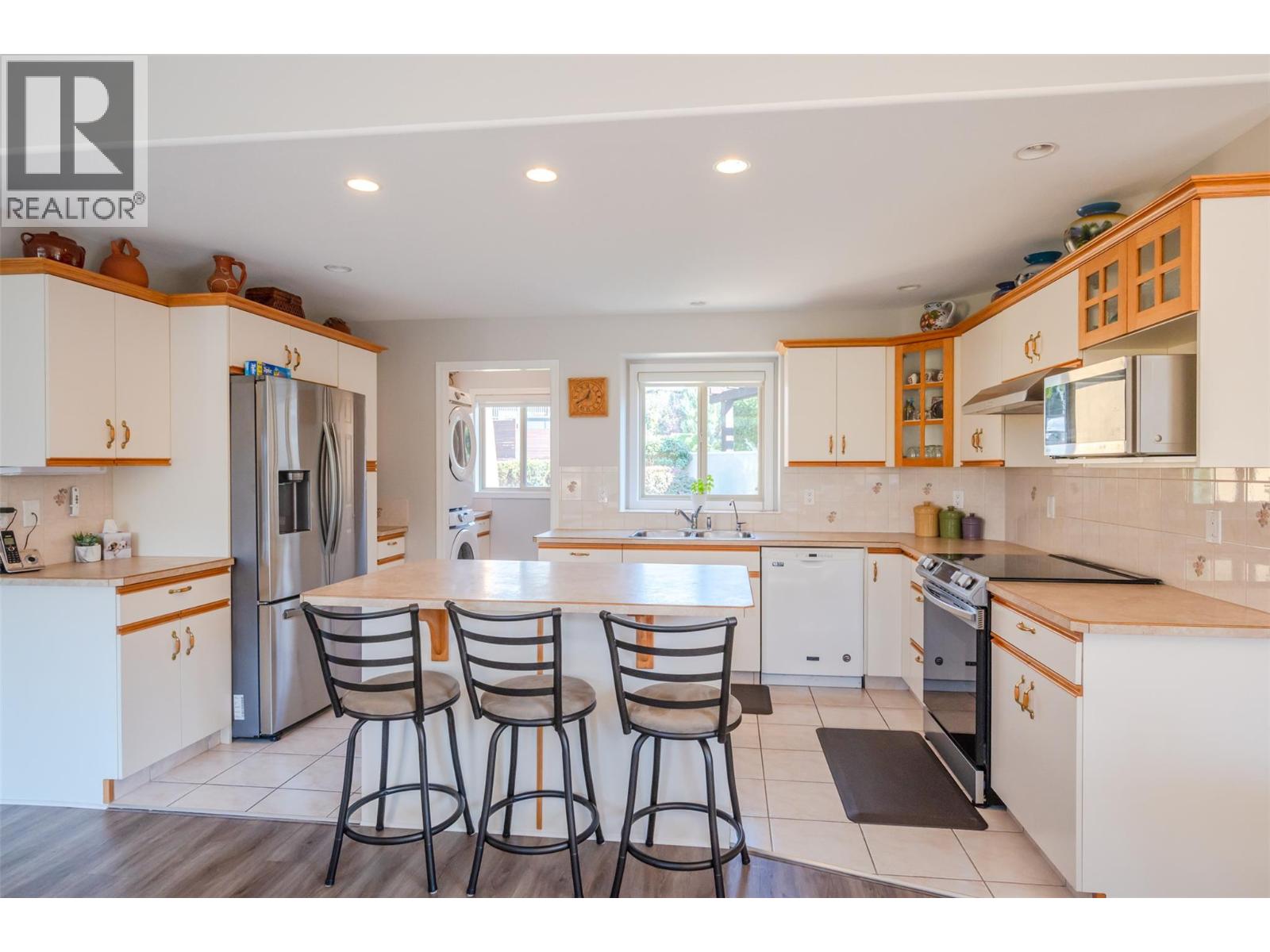 Picture for 3604 LOBELIA  Drive https://www.cirrealty.ca/reb/bc/9/10363869_25.jpg