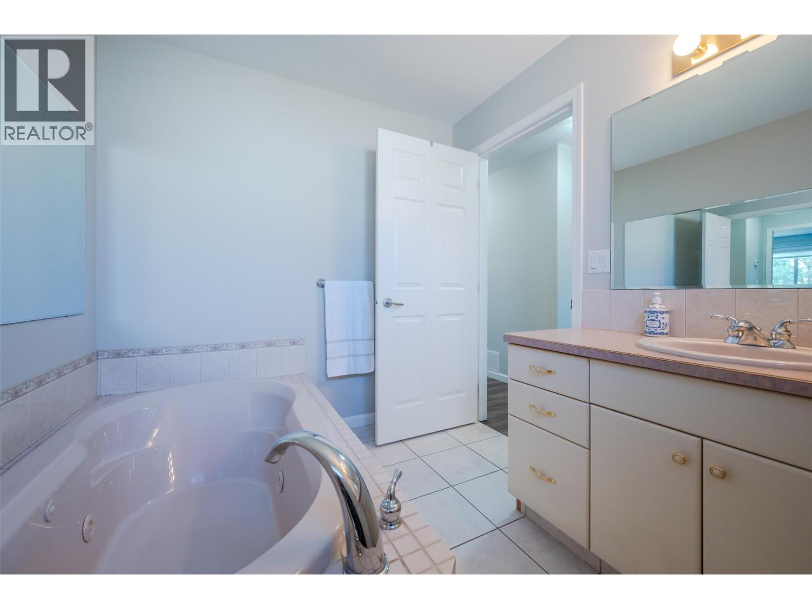 Picture for 3604 LOBELIA  Drive https://www.cirrealty.ca/reb/bc/9/10363869_48.jpg