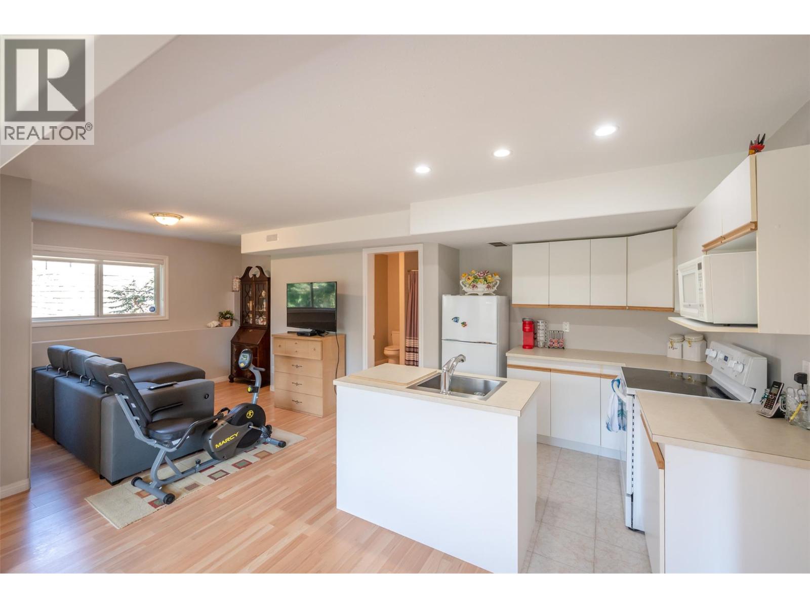 Picture for 3604 LOBELIA  Drive https://www.cirrealty.ca/reb/bc/9/10363869_61.jpg