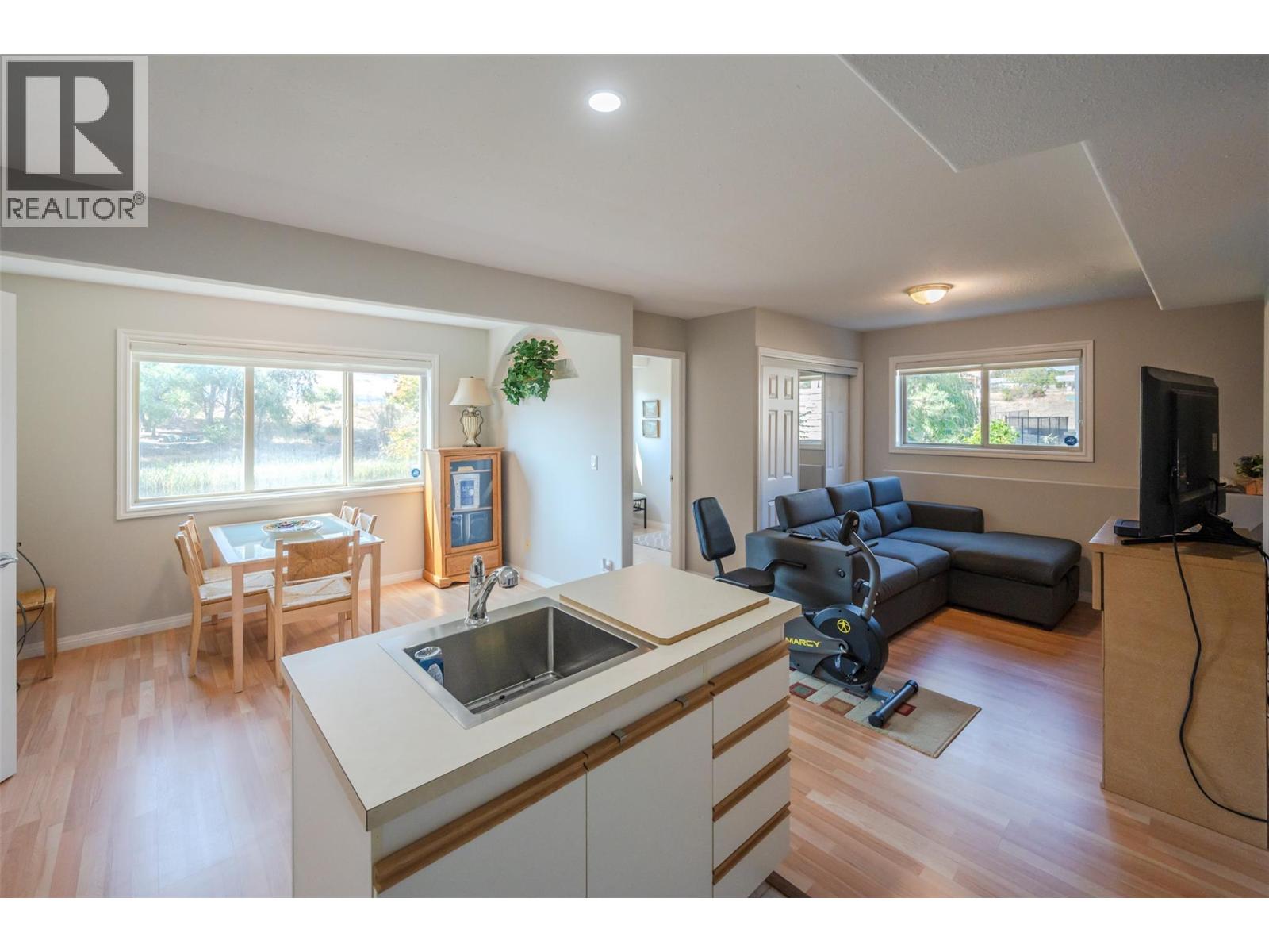 Picture for 3604 LOBELIA  Drive https://www.cirrealty.ca/reb/bc/9/10363869_64.jpg