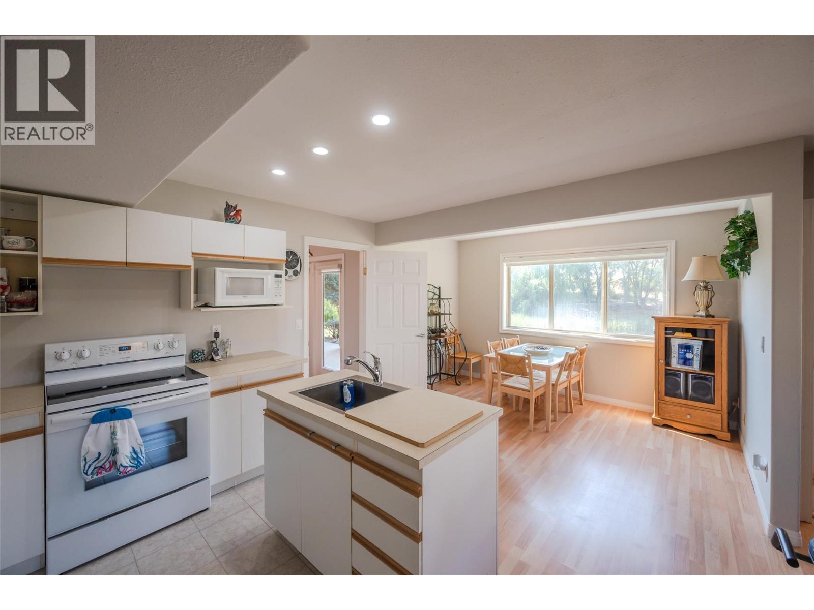 Picture for 3604 LOBELIA  Drive https://www.cirrealty.ca/reb/bc/9/10363869_70.jpg