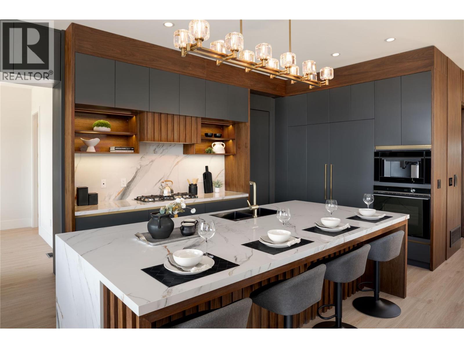 Picture for 1016 EMSLIE  Street https://www.cirrealty.ca/reb/bc/9/10363959_16.jpg