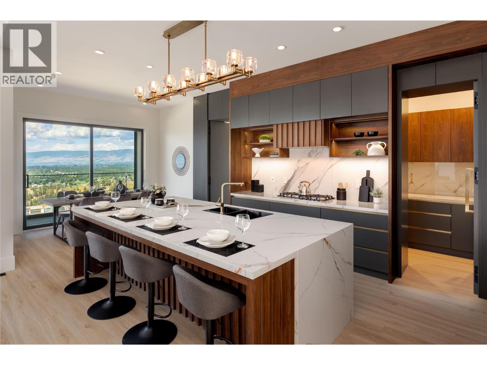 Picture for 1016 EMSLIE  Street https://www.cirrealty.ca/reb/bc/9/10363959_18.jpg