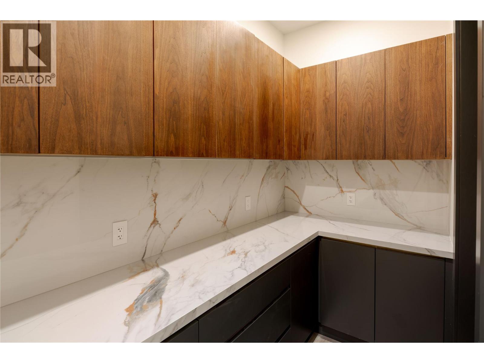 Picture for 1016 EMSLIE  Street https://www.cirrealty.ca/reb/bc/9/10363959_19.jpg