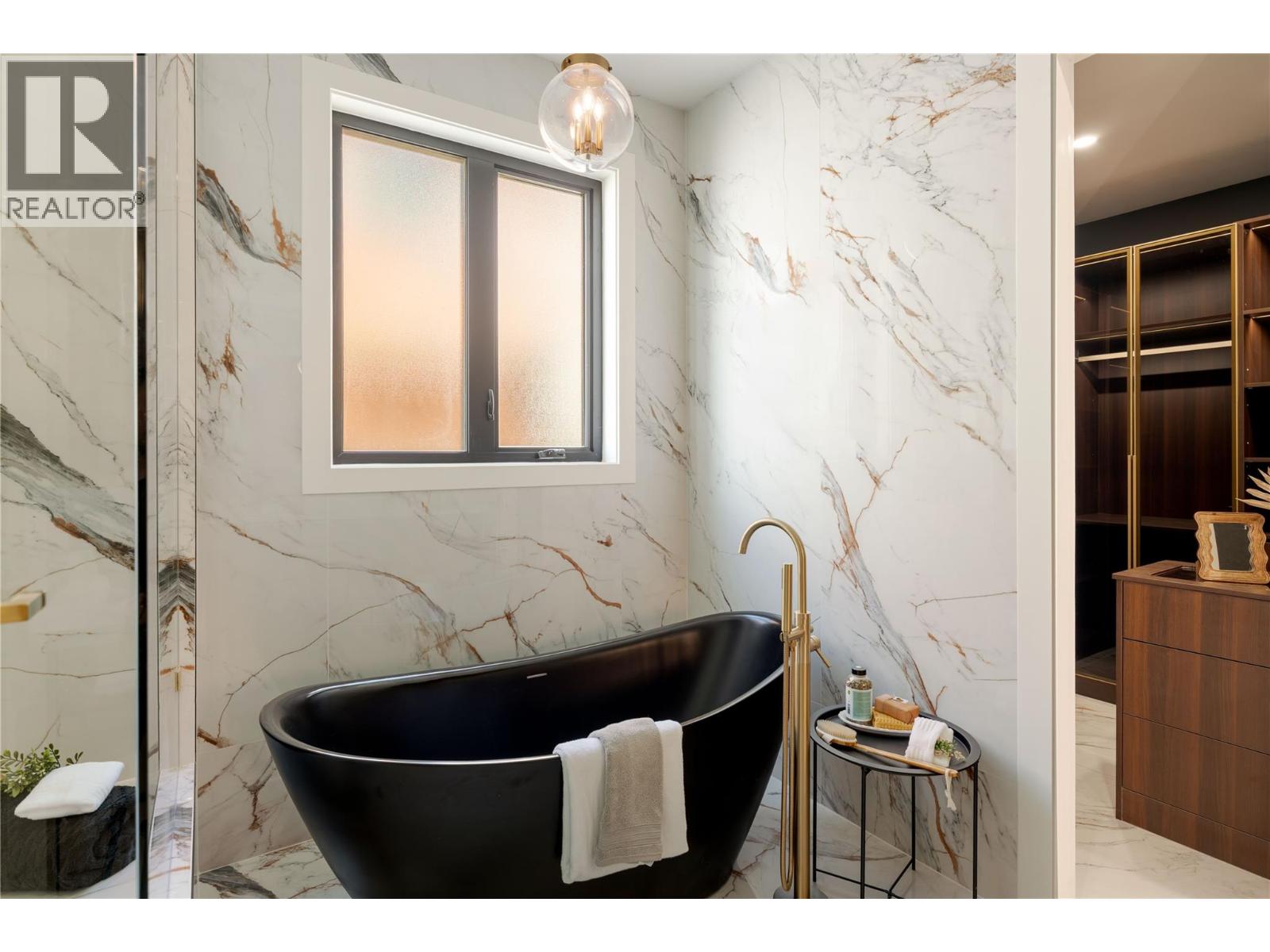 Picture for 1016 EMSLIE  Street https://www.cirrealty.ca/reb/bc/9/10363959_25.jpg