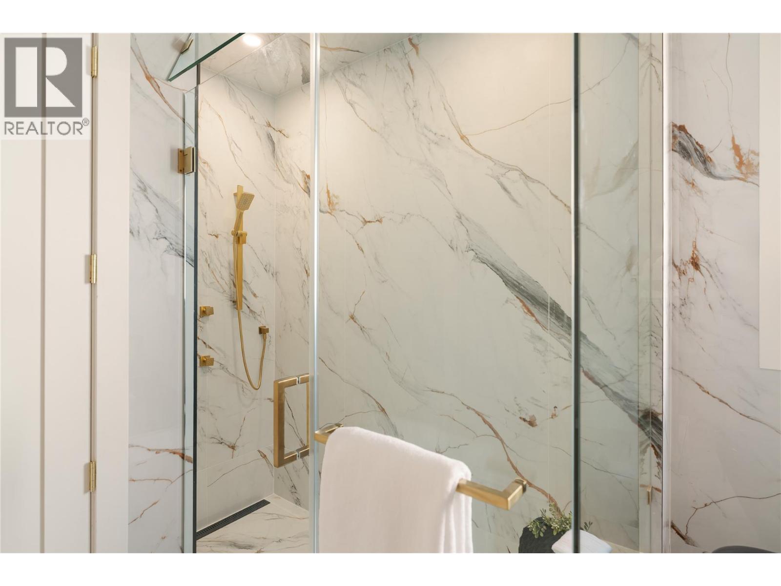 Picture for 1016 EMSLIE  Street https://www.cirrealty.ca/reb/bc/9/10363959_26.jpg