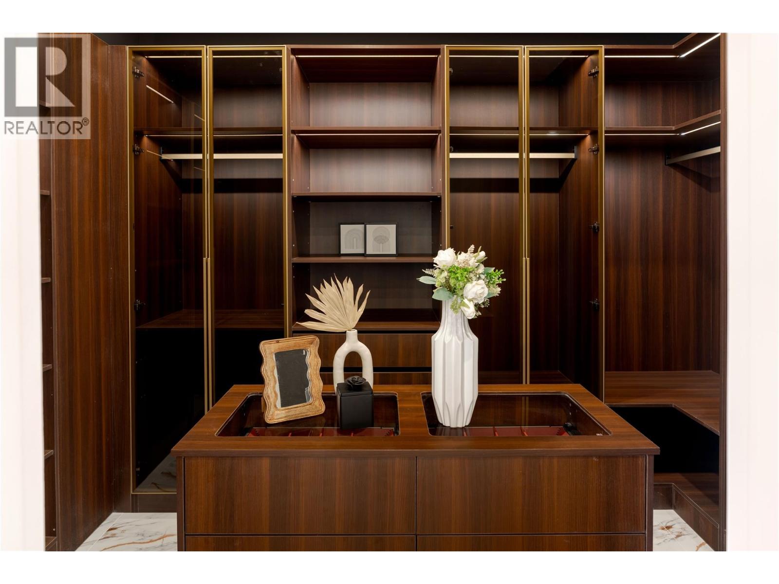 Picture for 1016 EMSLIE  Street https://www.cirrealty.ca/reb/bc/9/10363959_27.jpg