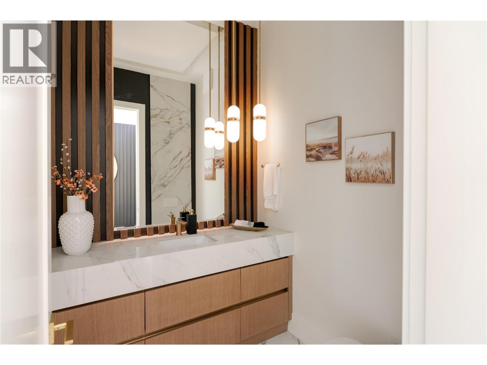 Picture for 1016 EMSLIE  Street https://www.cirrealty.ca/reb/bc/9/10363959_31.jpg