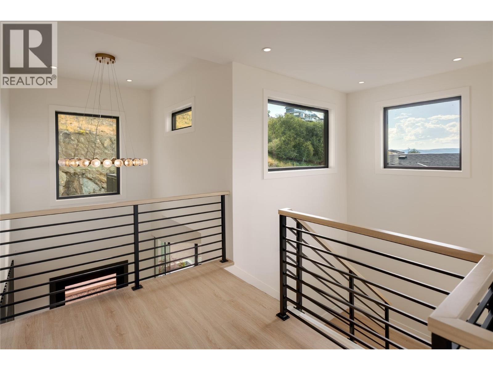 Picture for 1016 EMSLIE  Street https://www.cirrealty.ca/reb/bc/9/10363959_33.jpg