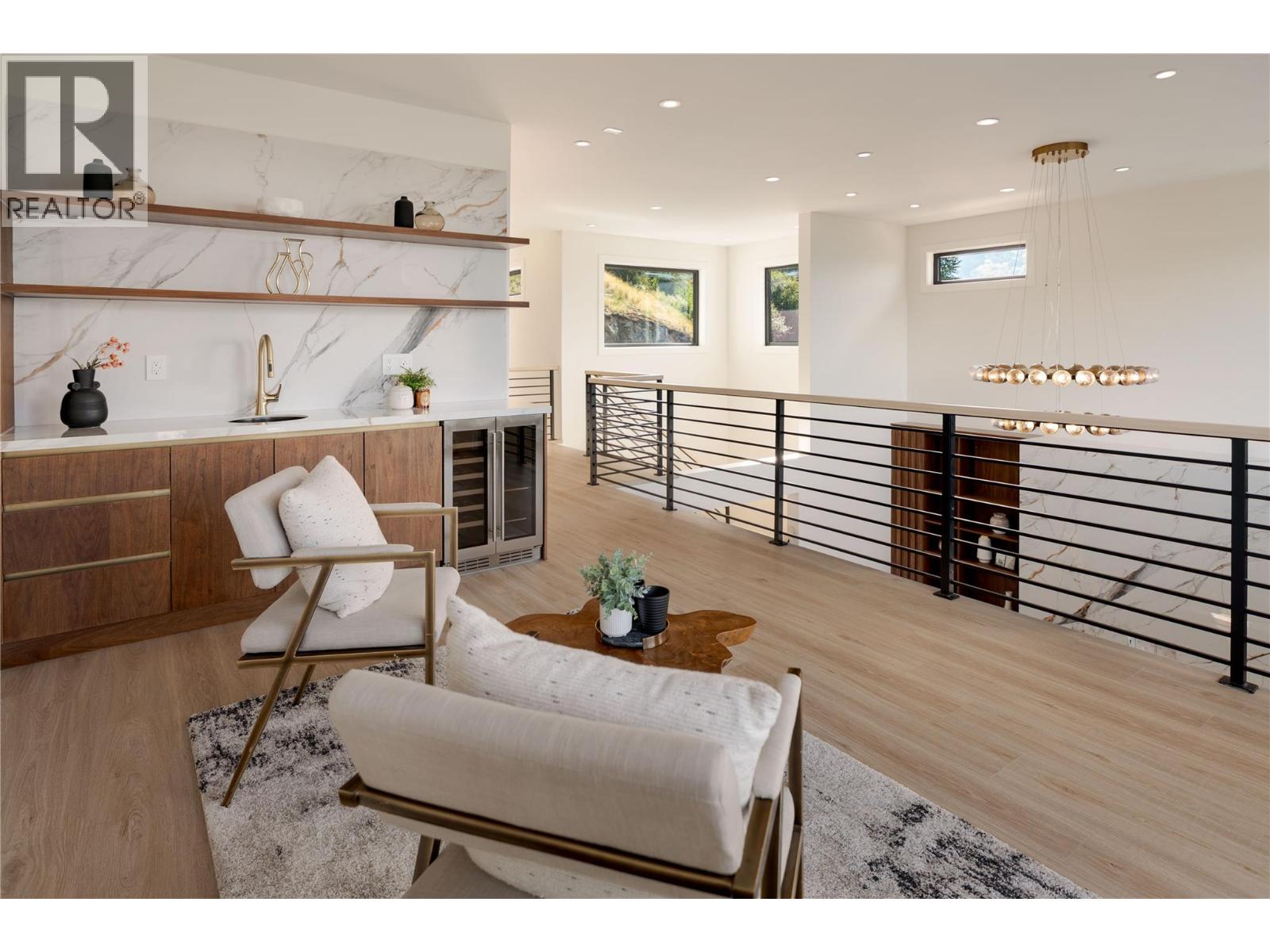 Picture for 1016 EMSLIE  Street https://www.cirrealty.ca/reb/bc/9/10363959_34.jpg