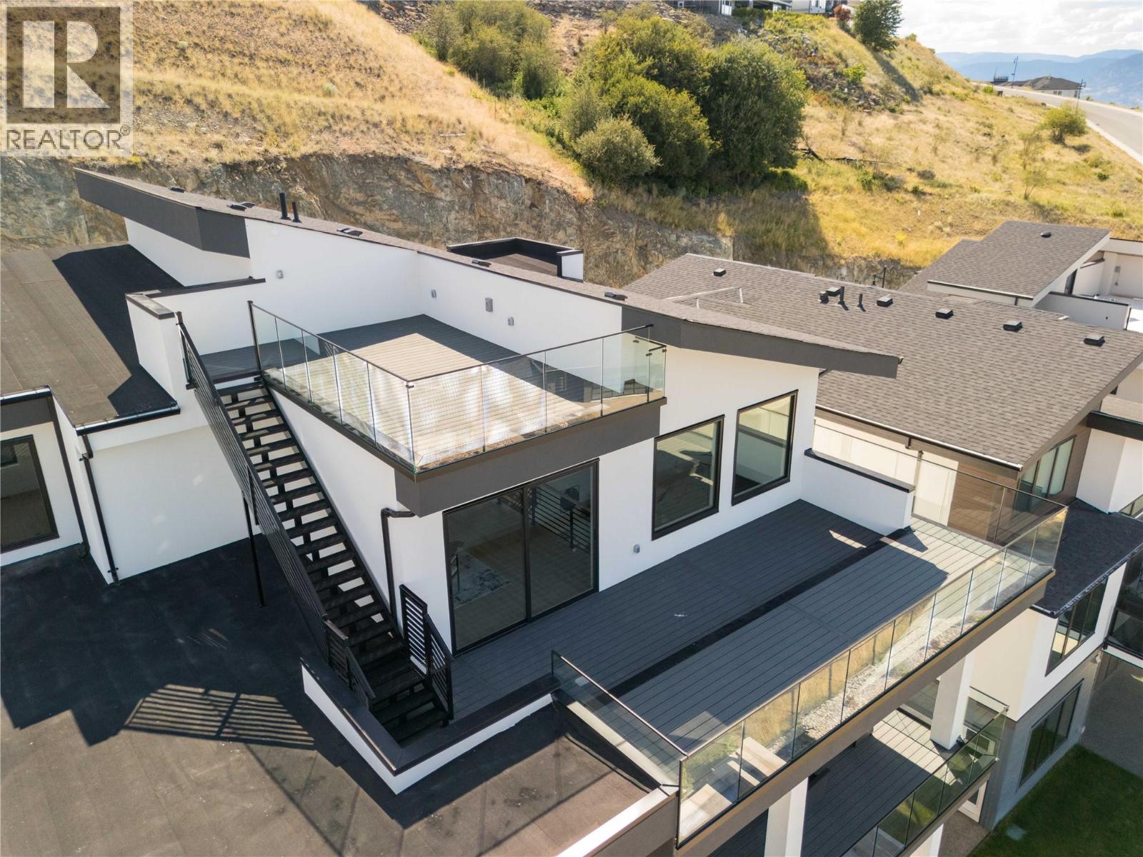 Picture for 1016 EMSLIE  Street https://www.cirrealty.ca/reb/bc/9/10363959_47.jpg